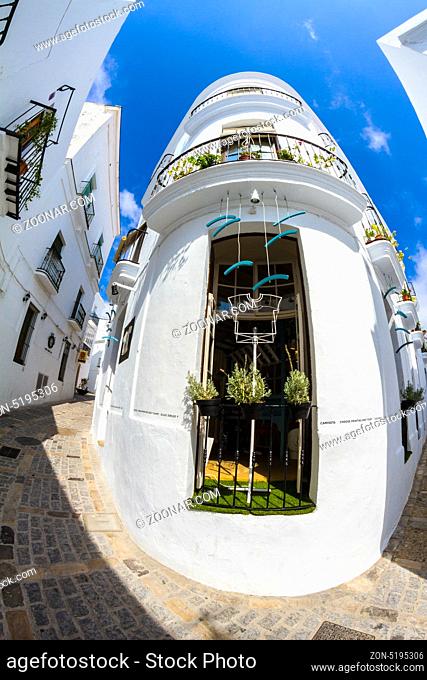 mit Fisheye fotografiertes Eckhaus in der Andalusischen Kleinstadt Vejer, Spanien