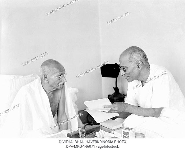 Mahatma Gandhi and Chakravarti Rajagopalachari during the Gandhi-Jinnah talks at Birla House ; Mumbai ; 1944 ; India NO MR