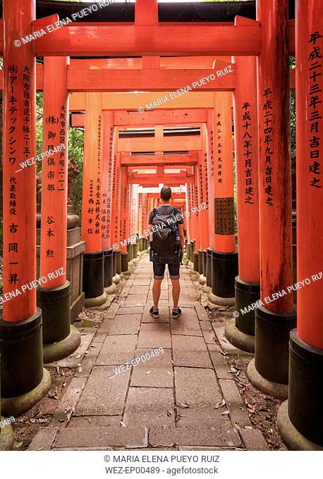 Japón, Kyoto, templo Fushimi Inari-Taisha, Puerta Torii, Turista con mochila