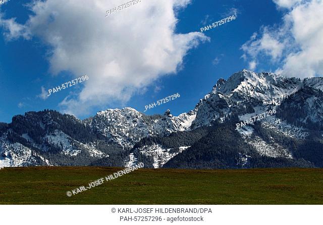The Alps lightly dusted with fresh snow near Buching, Germany, 7 April 2015. Photo: Karl-Josef Hildenbrand/dpa | usage worldwide