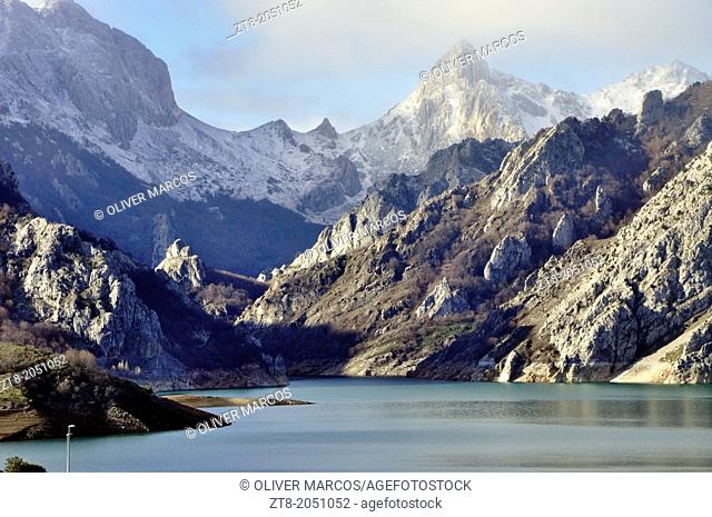 Mountains of León with the Picos de Europa in the background as seen from the Riano reservoir, Leon province, Castilla-Leon, Spain
