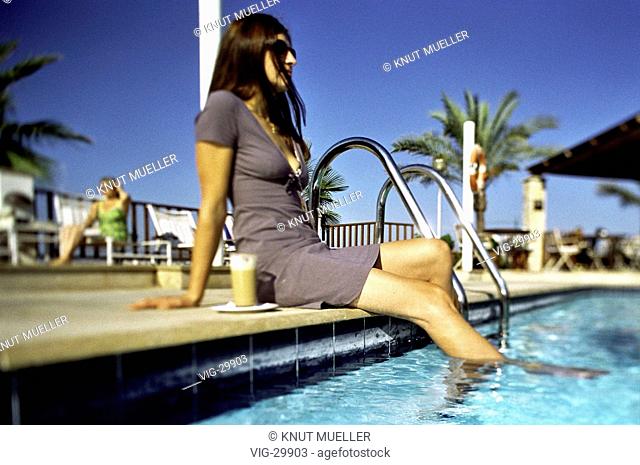 Young woman at the swimming pool of the noble hotel Portixol on the island of Mallorca. - PALMA DE MALLORCA, Mallorca, SPANIEN, 01/10/2002