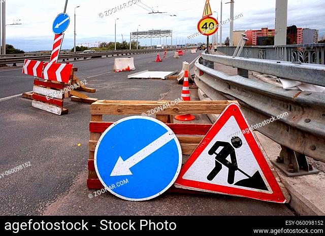 warning road repairs road signs, the repair of the roads