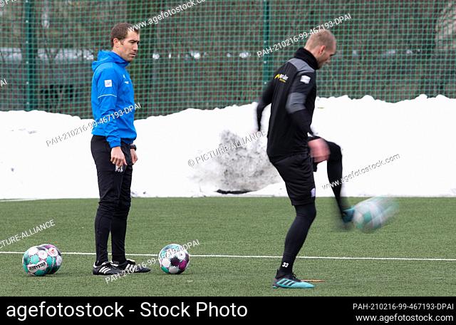 16 February 2021, Lower Saxony, Osnabrück: Interim coach Florian Fulland (l) is in charge of training at VfL Osnabrück. The 36-year-old previously coached VfL's...