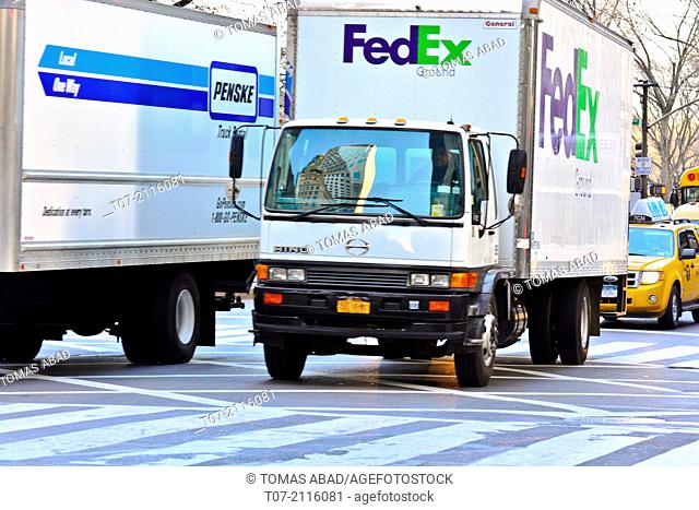 Morning Rush Hour, FedEx commercial vehicle on 5th Avenue, 59th Street, Midtown Manhattan, New York City, USA