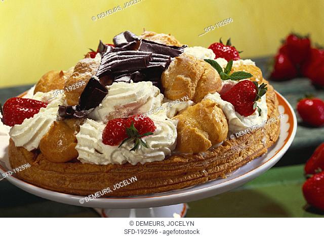 Strawberry gateaux with profiteroles and cream