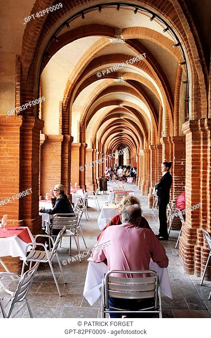 RESTAURANTS UNDER THE ARCHES ON THE PLACE NATIONALE, TOWN OF MONTAUBAN, TARN-ET-GARONNE 82, FRANCE