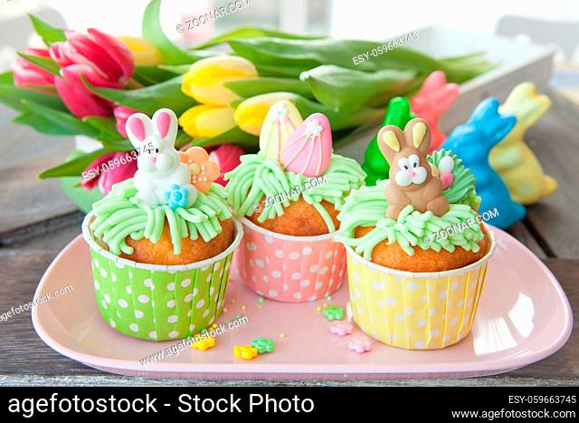 Kleiner bunt dekorierter Cupcake zu Ostern