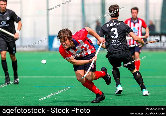 Leopold's Tom Boon and Racing's Ignasi Torras Puig fight for the ball during a hockey game between Royal Racing Club Bruxelles and Royal Leopold Club