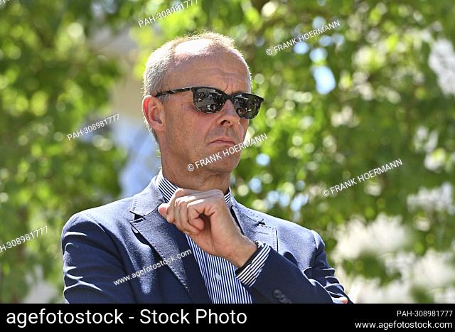 Friedrich MERZ with sunglasses, single image, cropped single motif, portrait, portrait, portrait. Prime Minister Dr. Markus Soeder visits the Isar 2 nuclear...