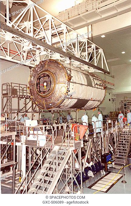 06/26/2000 -- In the Space Station Processing Facility, an overhead crane lifts and moves the U.S. Laboratory Destiny to a weigh stand