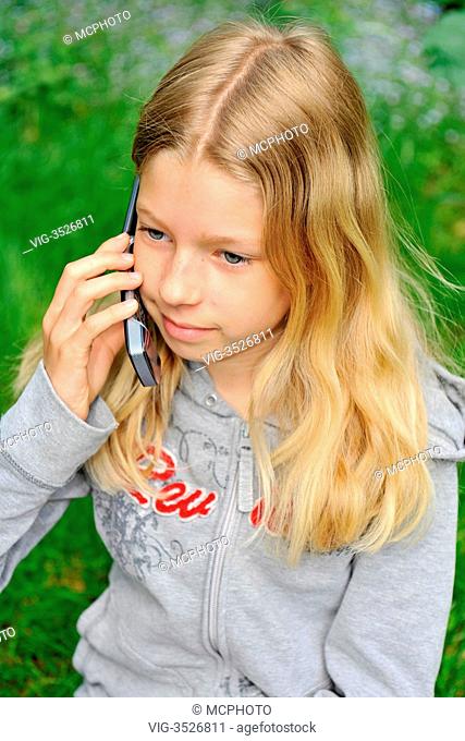 Maedchen telefoniert mit Handy -Girl is using her mobile telephon - 10/05/2009
