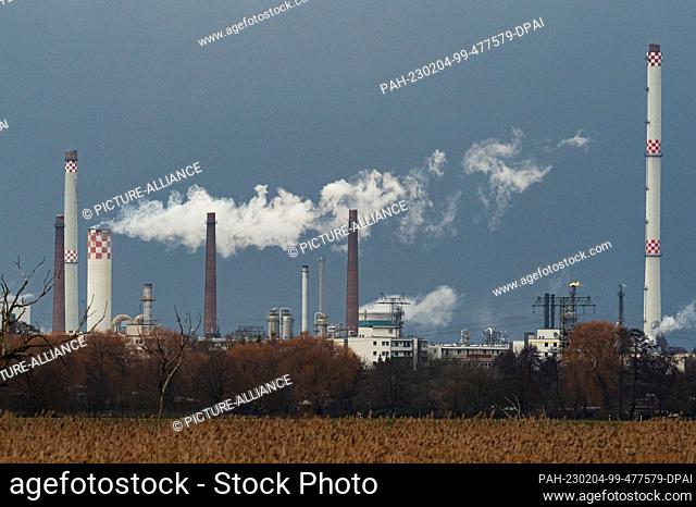 30 January 2023, Brandenburg, Schwedt/Oder: 30.01.2023, Schwedt/Oder. Chimneys of the PCK refinery and other companies in the Schwedt industrial park rise into...