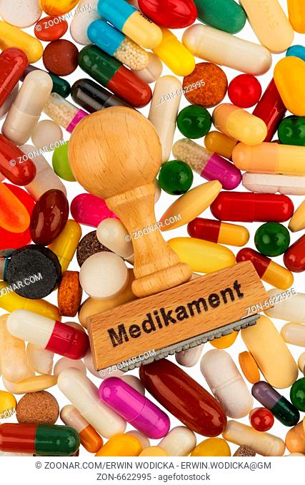 Stempel auf bunten Tabletten, Symbolfoto für Medikamentöse Therapie und Verschreibungspflicht