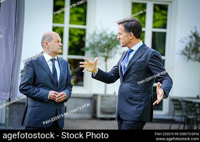 19 May 2022, Netherlands, Den Haag: German Chancellor Olaf Scholz (SPD) and Mark Rutte (r), Prime Minister of the Netherlands