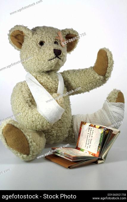 Lesender verletzer Teddybär