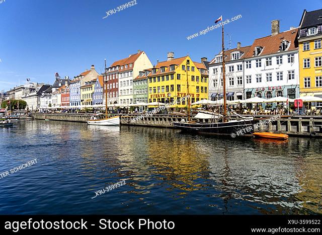 Bunte Häuser, Restaurants und historische Schiffe am Kanal und Hafen Nyhavn, Kopenhagen, Dänemark, Europa | Colourful facades
