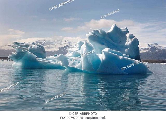Iceland. Southeast area. Jokulsarlon. Icebergs and lake