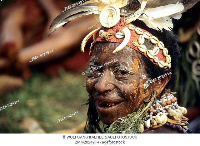 PAPUA NEW GUINEA, SEPIK RIVER, NEAR ANGORAM, LOCAL WOMAN SMILING