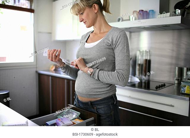 PREGNANT WOMAN TAKING MEDICATION