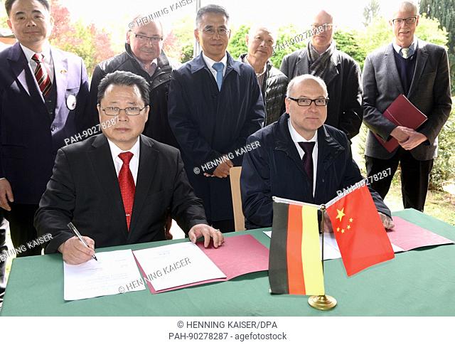 Wu Wei Tse (l), chairman of the Association of Chinese ('Bund der Chinesen'), and city building officer Helmut Wiesner sign a contract for the establishment of...