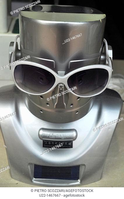 Shanghai (China): robot-style mannequin in a glasses shop of the French Concession