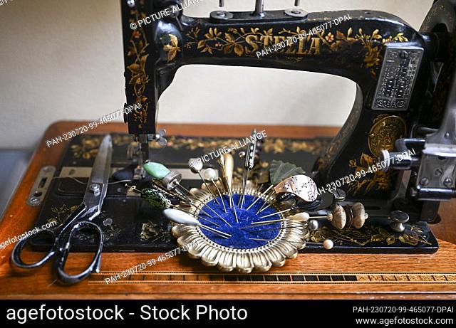 19 July 2023, Berlin: In the studio of milliner Petra Benz in the Günzelkiez in Wilmersdorf, hat needles and scissors are ready at an old sewing machine