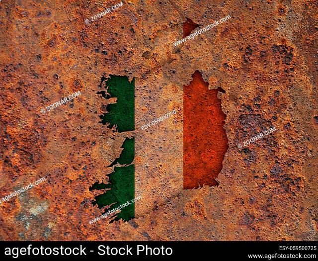 Karte und Fahne von Irland auf rostigem Metall - Map and flag of Ireland on rusty metal