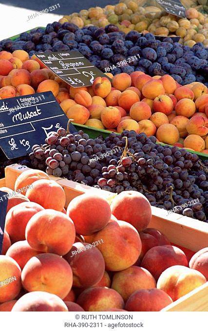 Fruit, peaches and grapes, for sale on market in the Rue Ste. Claire, Annecy, Haute-Savoie, Rhone-Alpes, France, Europe