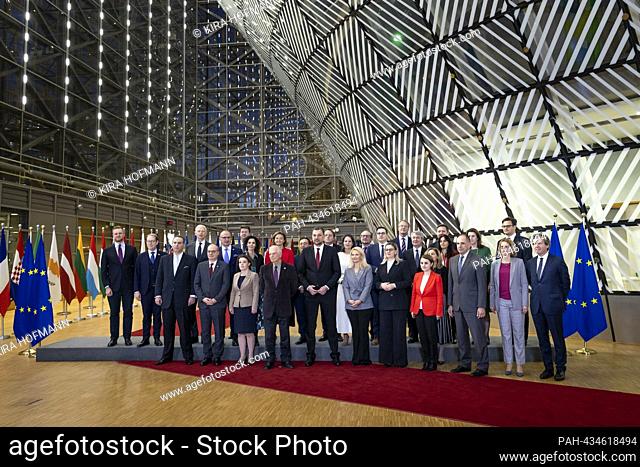 Family photo of the EU foreign ministers with the foreign ministers of the Western Balkan states as part of the Council for Foreign Relations in Brussels