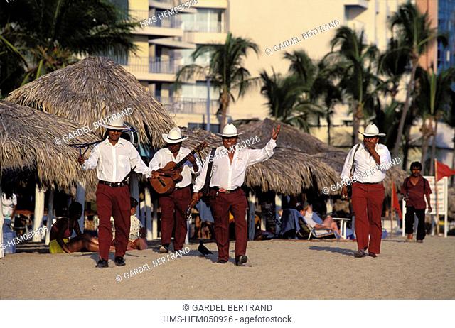 Mexico, state of Guerrero, Acapulco, musicians on the beach