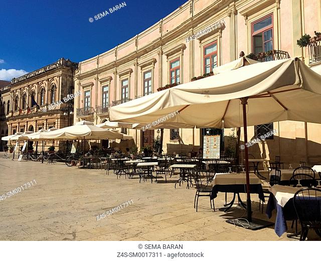 Venezian style building and restaurants the Duomo square, Syracuse, Sicily, Italy, Europe