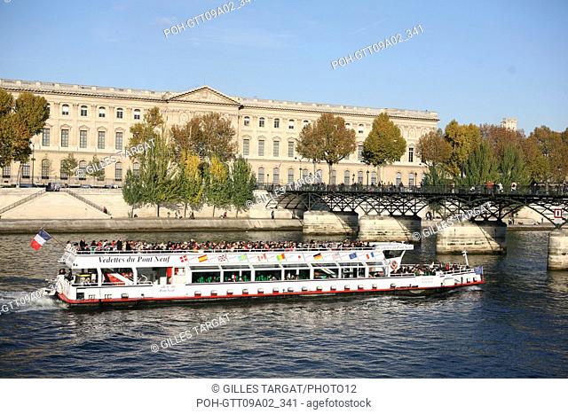 France, paris 6e-1er, pont des arts and louvres museum in background, vedette du pont neuf, pleasure boat, river seine Photo Gilles Targat