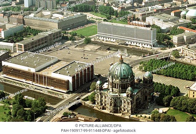 01 January 1995, Berlin: The Palace of the Republic on Schlossplatz, in the back left State Council of the GDR and SED headquarters, GDR Foreign Ministry above