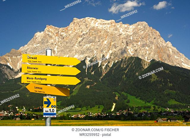 Wanderwegweiser in der Zugspitz-Arena, Zugspitze hinten, Ehrwald, Tirol, Österreich / Directional signs in the hiking area Zugspitz-Arena, Mt