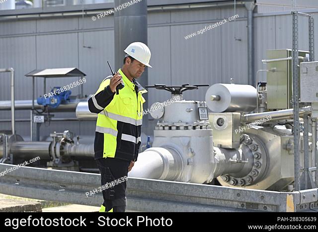Workers at work at the Bierwang natural gas storage facility in the Muehldorf am Inn district check the gas pressure. - underriding/Bayern/Deutschland