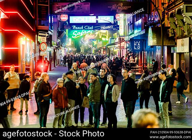 03 September 2021, Hamburg: Visitors walk on a Friday evening through the Grosse Freiheit, a side street of the Reeperbahn