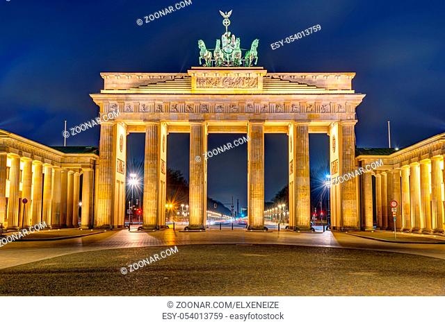 Das beleuchtete Brandenburger Tor in Berlin bei Nacht