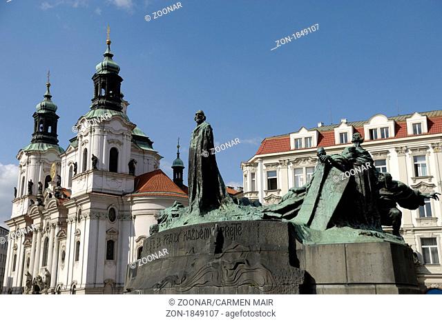 Jan-Hus-Denkmal und St.Niklas in der Altstadt am Altstaedter Ring, Prag