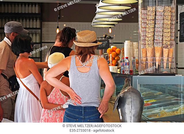 Tourists line up to buy ice cream