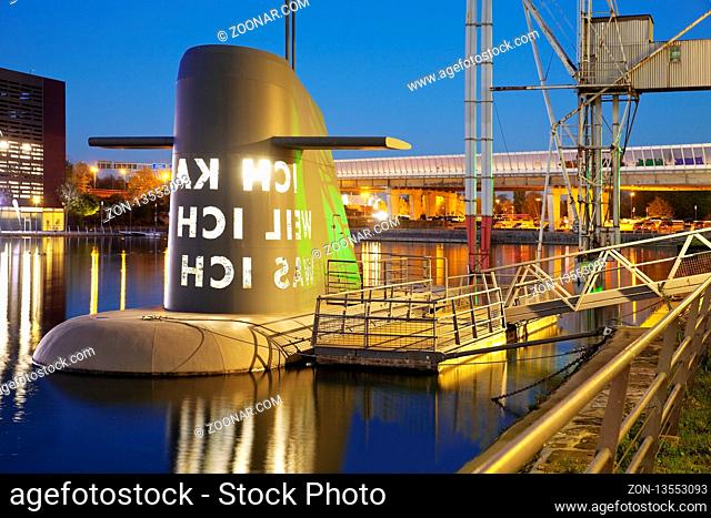 Kunstwerk U-Boot-Insel am Museum Kueppersmuehle in der Daemmerung, Innenhafen, Duisburg, Ruhrgebiet, Nordrhein Westfalen, Deutschland, Europa