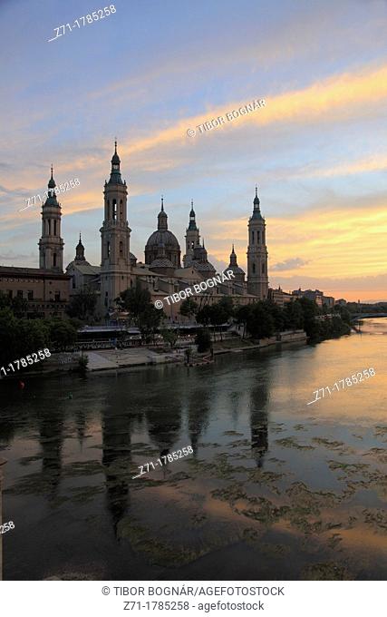 Spain, Aragon, Zaragoza, Basilica de Nuestra Senora del Pilar, Ebro River