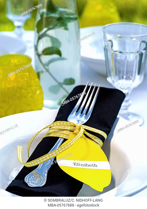 Lemon place cards, plates, cutlery