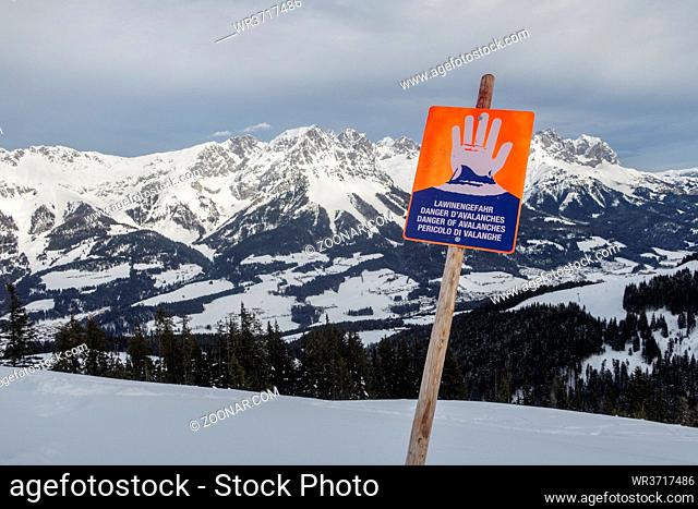Lawinenwarnzeichen in den österreichischen Alpen