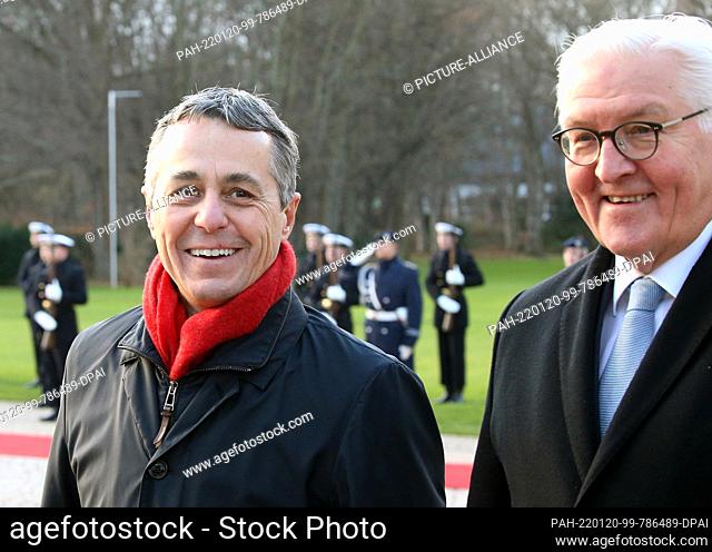 20 January 2022, Berlin: German President Frank-Walter Steinmeier (r) receives Swiss President Ignazio Cassis with military honors at Bellevue Palace