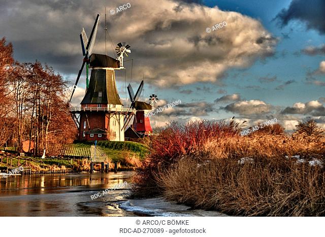 Windmills, twin mills, Greetsiel, Eastern Friesland, Lower Saxony, Germany / Zwillingsmühlen