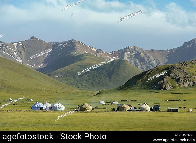 Kirghizistan, province de Naryn, le lac de Song Kol, campements de yourte des nomades Kirghiz/ Kyrgyzstan, Naryn province, Song Kol lake