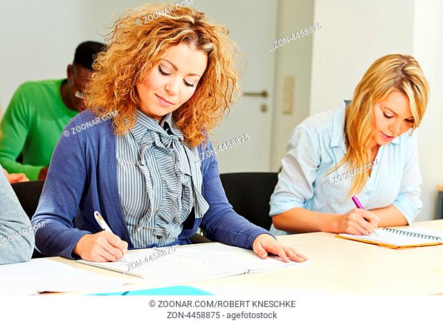 Junge Frau im Assessment Center macht eine Prüfung