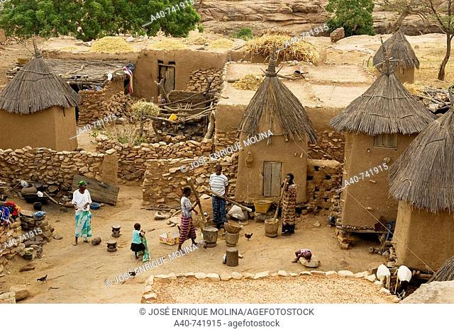 Mali. Sahel. Dogon Land. Village of Benigmato. Dogon family. Unesco World Heritage Site. Cliffs of Bandiagara