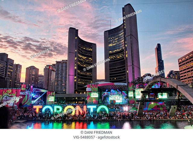 CANADA, TORONTO, 20.07.2015, Hundreds of people enjoy an open air concert during Panamania at Nathan Phillips Square by the Toronto City Hall building to...